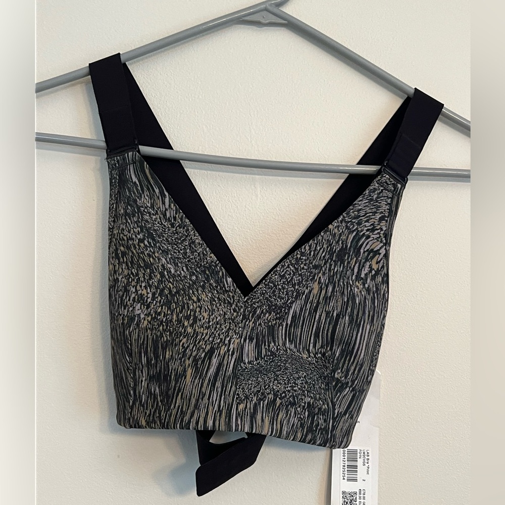 322. NWT Lululemon Lab Sports Bra, Adjustable Shoulder and Bust, size 2